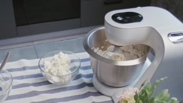 Professionele chef-kok kookt taart. Close-up van professionele mixer werken. — Stockvideo