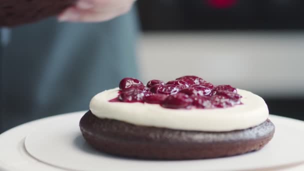 Chef profissional está cozinhando bolo. Close up de mulher coloca segundo nível de bolo de chocolate — Vídeo de Stock