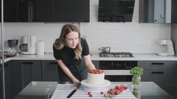 Profi-Koch kocht Kuchen. Junge attraktive Hausfrau kocht den Kuchen und bewundert ihn — Stockvideo