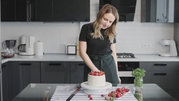Profi-Koch kocht Kuchen. Junge attraktive Hausfrau kocht den Kuchen und bewundert ihn — Stockvideo