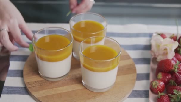 Mujer cocinando delicioso postre italiano Panna Cotta con naranja — Vídeo de stock