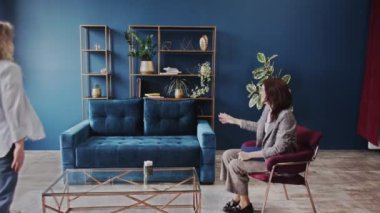 Depresyon rehabilitasyonu ve terapiden sonra psikoloğuna teşekkür eden mutlu kadın hasta.