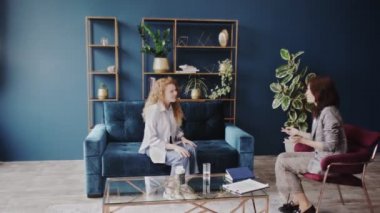 Bir psikologla sohbet. Genç kadın psikologla konuşmayı bitirdi.