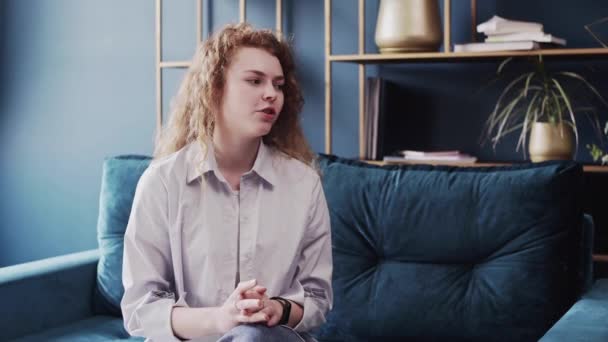 Jonge depressieve vrouw in gesprek met zijn therapeut in therapie sessie. — Stockvideo