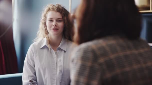 Conversación con un psicólogo. Mujer joven terminó conversaciones con psicólogo — Vídeo de stock