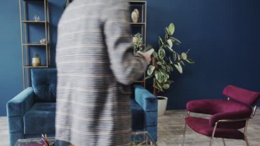 Kadın hasta test sorularını cevapladı ve psikoterapiste verdi.
