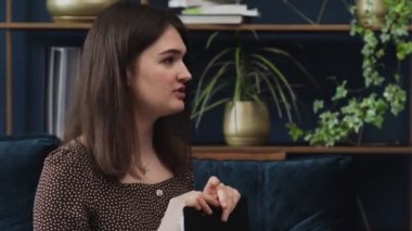 Kadın müşterinin psikologu ve akıl sağlığı uzmanıyla seans yaptığı yakın çekim.