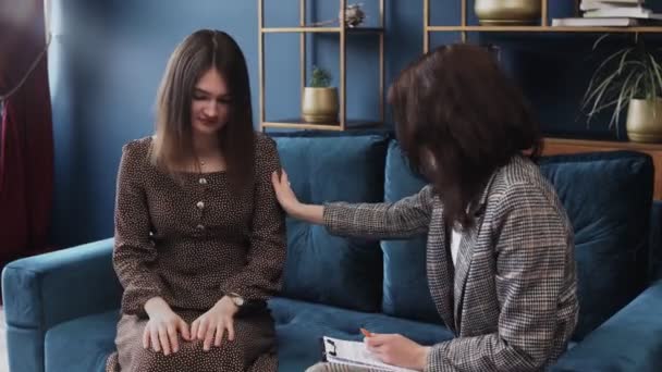 Professional psychologist touching clients sholder to calm down her — Stock Video