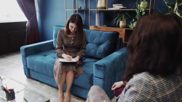 Jonge vrouw doet de tekentest voor een counseling sessie met Psychotherapeut — Stockvideo