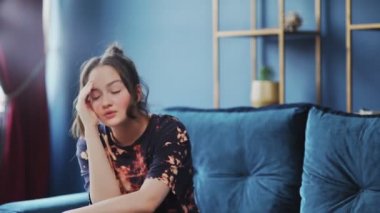 Üzgün genç, psikoterapi kliniğinde psikologla konuşuyor..