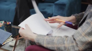 İş yerindeki psikolog. Hastanın psikoloğu. Psikolog kağıtları değiştiriyor.