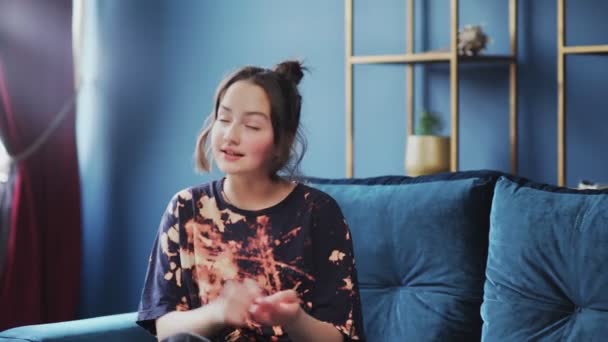 Gadis remaja memiliki janji dengan psikolog di kantor — Stok Video