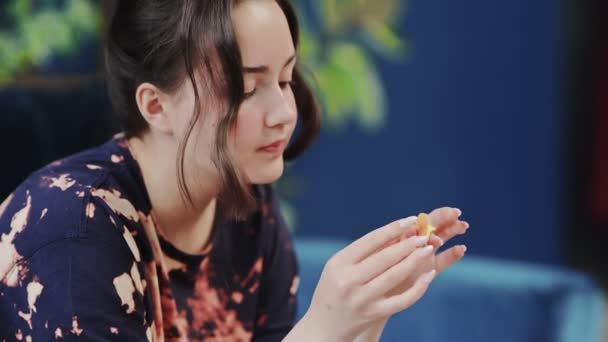 Tienermeisje in therapie met een kinderpsycholoog. jong meisje doen test met plasticine — Stockvideo