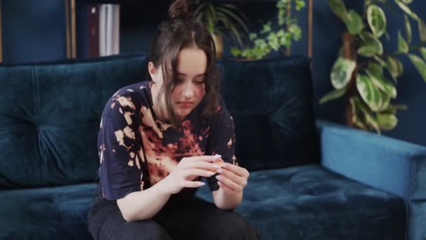 Menina adolescente fazendo terapia com um psicólogo infantil. Menina fazendo teste com plasticina — Vídeo de Stock