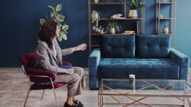 Depresyon rehabilitasyonu ve terapiden sonra psikoloğuna teşekkür eden mutlu kadın hasta.