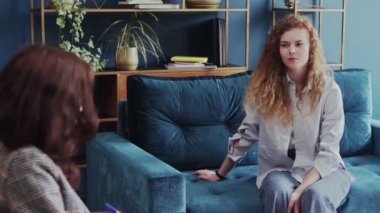 Psikolog ofisteki soruları cevaplıyor ve kadın hasta teşhis için psikolojik testi geçiyor. İnsanlar ve psikoloji kavramı.