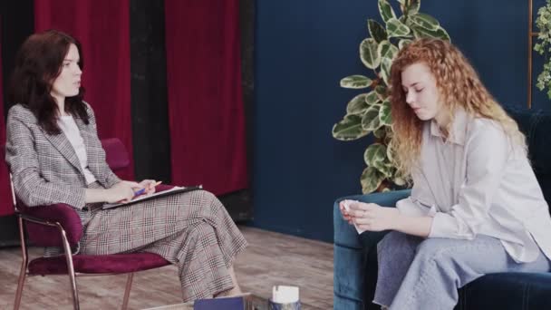 Melancholieke vrouw met doekjes in de handen praten met psycholoog tijdens therapiesessie, depressie — Stockvideo