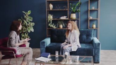 Bir psikologla sohbet. Genç kadın psikologla konuşmayı bitirdi.