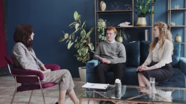 Kocasıyla birlikte genç bir kadın bir psikologla ilişki sorunları hakkında konuşuyor..