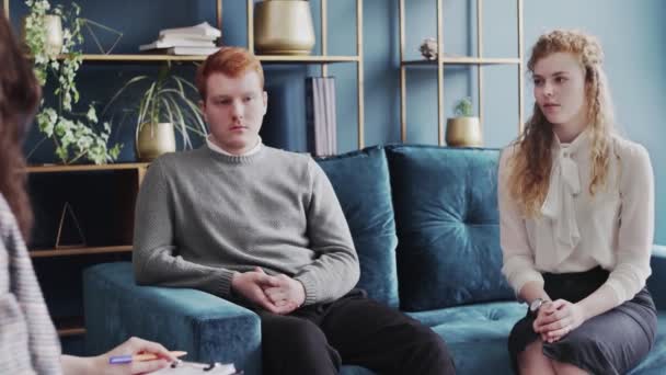 在家庭心理学家面前争吵的年轻夫妇 — 图库视频影像