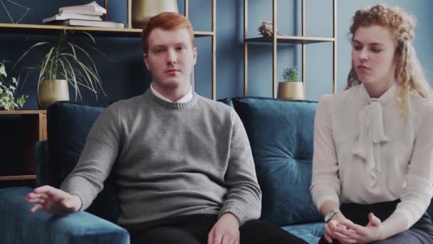 Porträtt av olyckliga gifta par som pratar med familjepsykolog. Relationer, människor, familj, psykologi koncept — Stockvideo