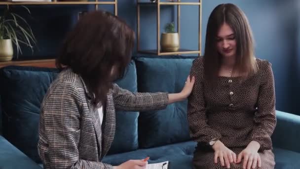 Professional psychologist touching clients sholder to calm down her — Stock Video