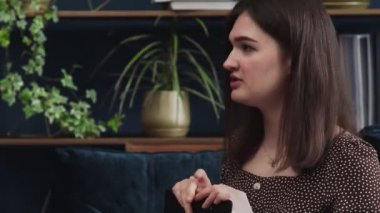 Kadın müşterinin psikologu ve akıl sağlığı uzmanıyla seans yaptığı yakın çekim.