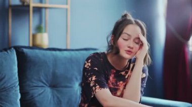 Üzgün genç, psikoterapi kliniğinde psikologla konuşuyor..