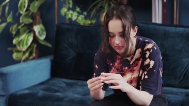 Genç bir kız çocuk psikoloğuyla terapi görüyor. Genç kız plastikle test yapıyor.