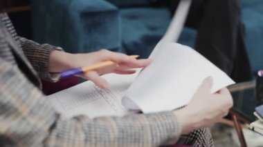 İş yerindeki psikolog. Hastanın psikoloğu. Psikolog kağıtları değiştiriyor.