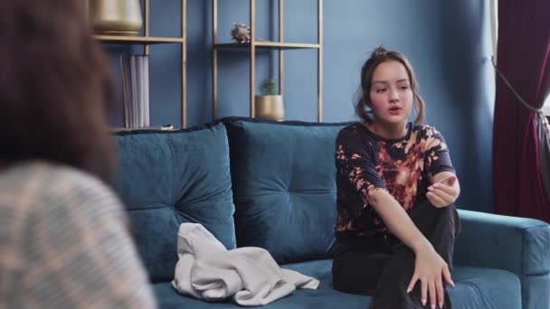 Úzkostlivý teenager na návštěvě psycholog pro osobní terapii sezení, problémy — Stock video