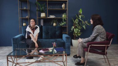 Çocuklu bir sosyal hizmet görevlisi. Sosyal hizmetler görevlisi. Sorunlu bir genç.