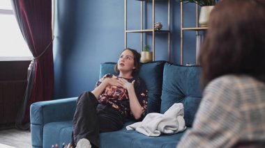 Sosyal hizmet görevlisine röportaj veren genç bir kız. Öğrencilerle, danışmanlarla, terapilerle, gençlere yardım ve destekle konuşan okul psikologu..