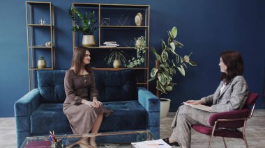 Depresyon rehabilitasyonu ve terapiden sonra psikoloğuna teşekkür eden mutlu kadın hasta.