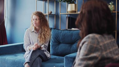 Depresyonda olan genç bir kadın terapistiyle terapi seansında konuşuyor..