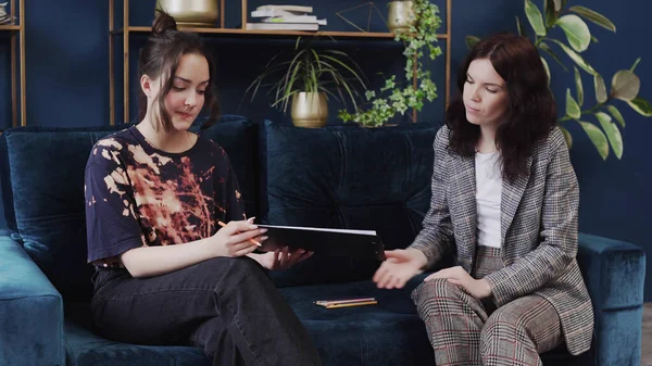 Genç bir kız çocuk psikoloğuyla terapi görüyor. Genç kız çizim testini bitirdi ve sonuçları doktora gösterdi.