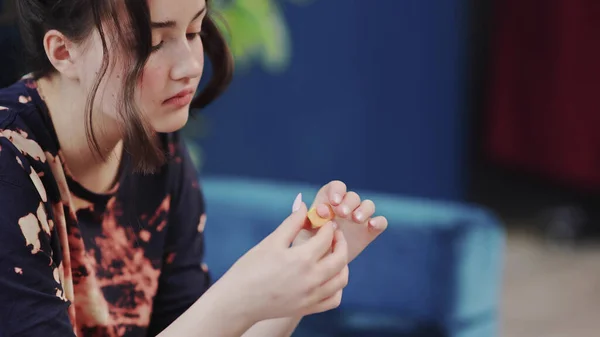 Adolescente que está recibiendo terapia con un psicólogo infantil. Chica joven haciendo la prueba con plastilina — Foto de Stock