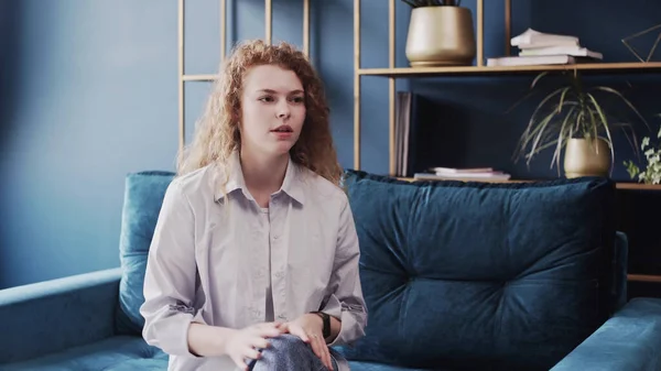 Depresyonda olan genç bir kadın terapistiyle terapi seansında konuşuyor..