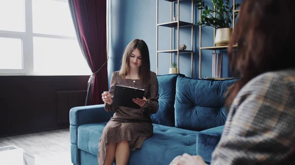 Young woman filling a Psychological test on a Counseling Session with Psychotherapist — Stock Photo, Image