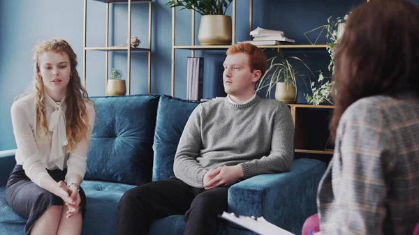 Bir aile psikoloğunun önünde kavga eden genç bir çift.