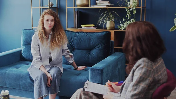 Moder Psikolog Ofisi 'nde kadın psikanalistin kadın hastayı savunması