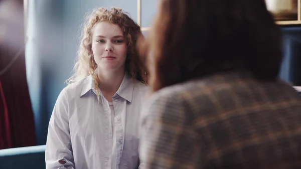 Conversación con un psicólogo. Mujer joven terminó conversaciones con psicólogo — Foto de Stock