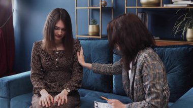 Profesyonel psikoloğun müşterilerine dokunması onu sakinleştirmek için parlatmış.