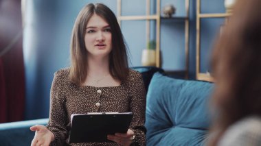 Kadın müşterinin psikologu ve akıl sağlığı uzmanıyla seans yaptığı yakın çekim.