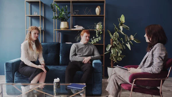 Psikoterapistle danışmanlık seansında olan genç bir çift. Terapist psikoloğu evli bir çifte tavsiye veriyor.