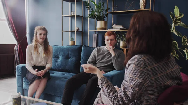 Bir aile psikoloğunun önünde kavga eden genç bir çift.