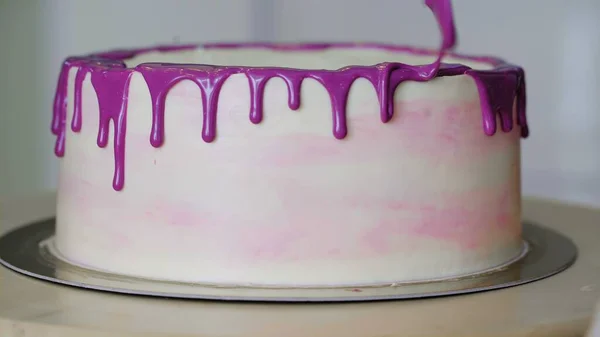 Close-up of woman decorating cake. — Stock Photo, Image