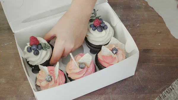 Mulheres recebem bolos caseiros da caixa. — Fotografia de Stock