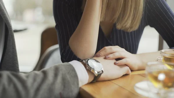 Молода пара тримає руки в кафе — стокове фото
