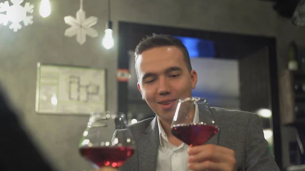 Мужчина пьет вино в ресторане на свидании — стоковое фото